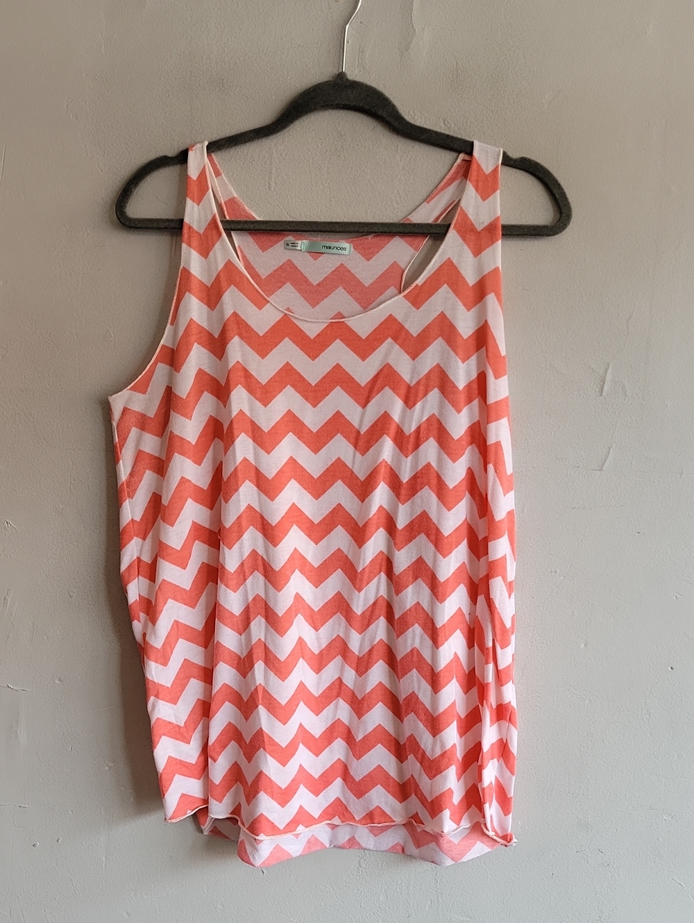 Women's XL Maurices sleeveless coral / white chevron striped tank top 2010s